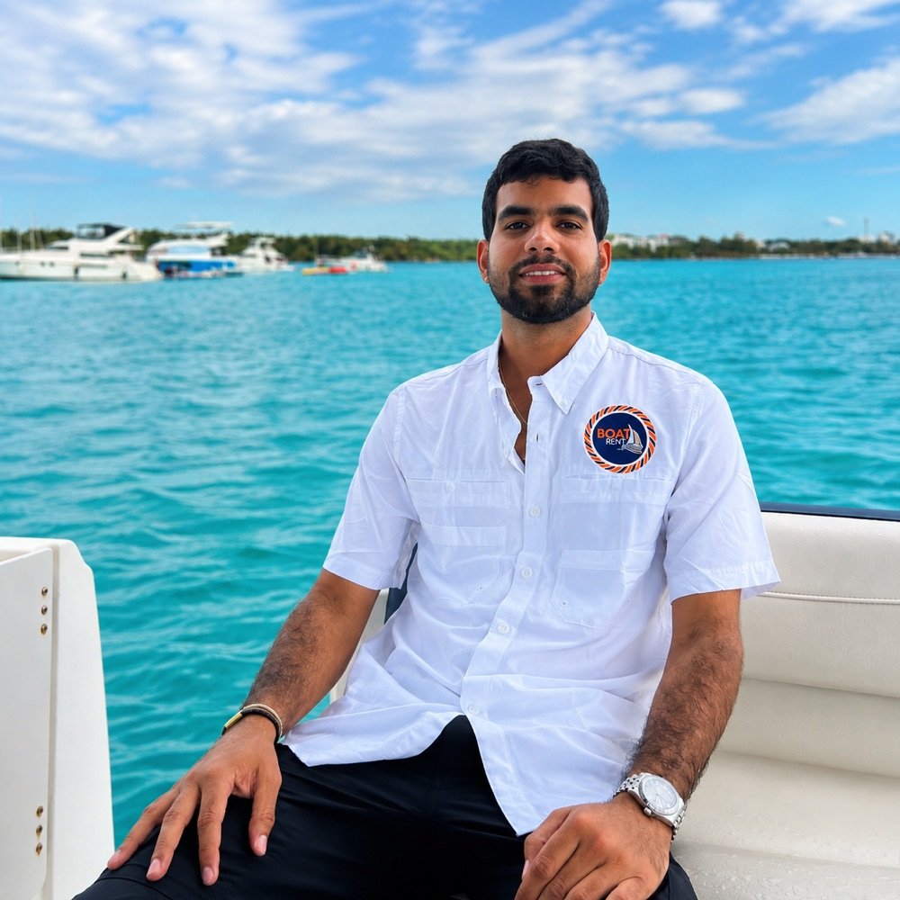 Pablo Soto, fundador de Boat Rent RD, a bordo de una lancha