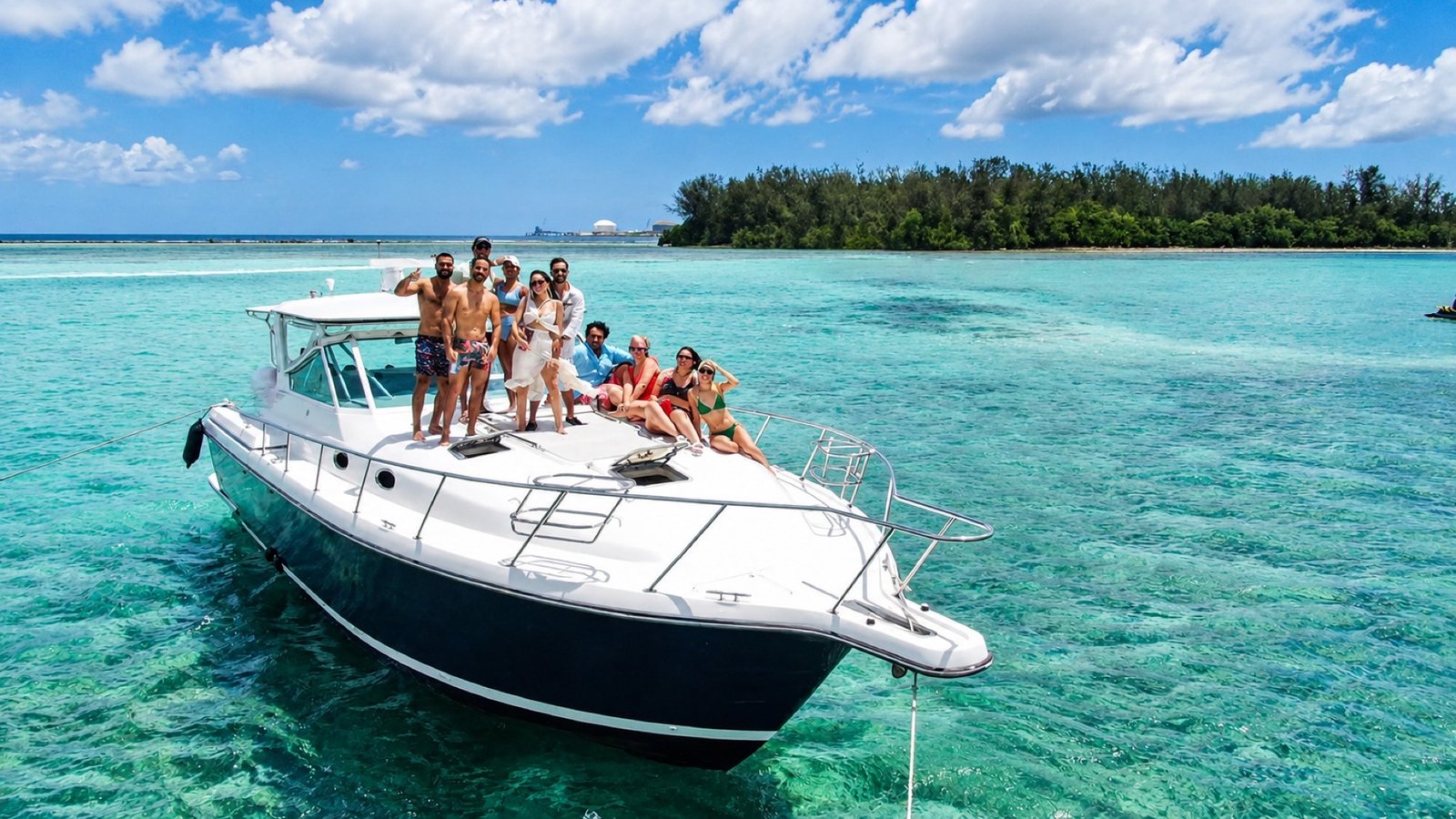Amigos a bordo de una lancha de Boat Rent RD frente a un cayo del Caribe