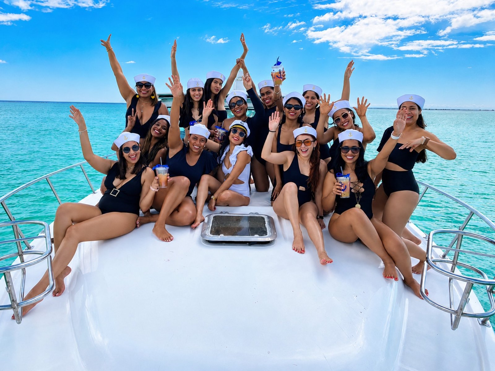 Grupo celebrando a bordo de una lancha de Boat Rent RD en el mar Caribe